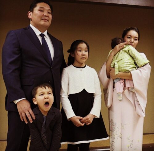 朝赤龍（高砂親方）の妻（おかみ）と子供