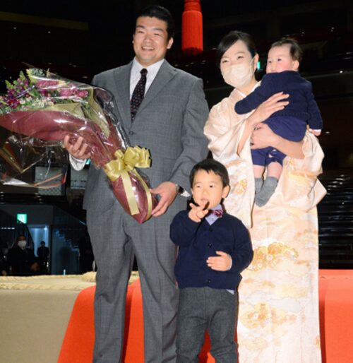 楯山親方（誉富士）の妻と子供
