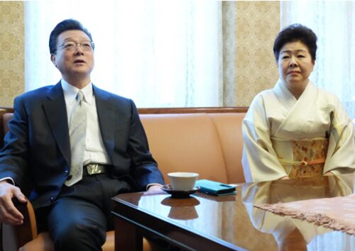 伊勢ケ浜親方（旭富士）とおかみ